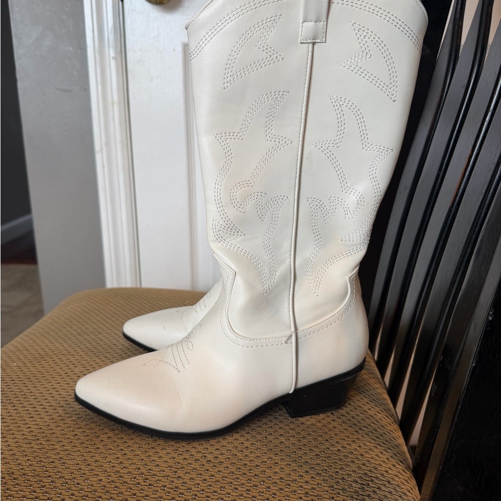 SOLD DO NOT PURCHASE White Western-Style Women's Boots